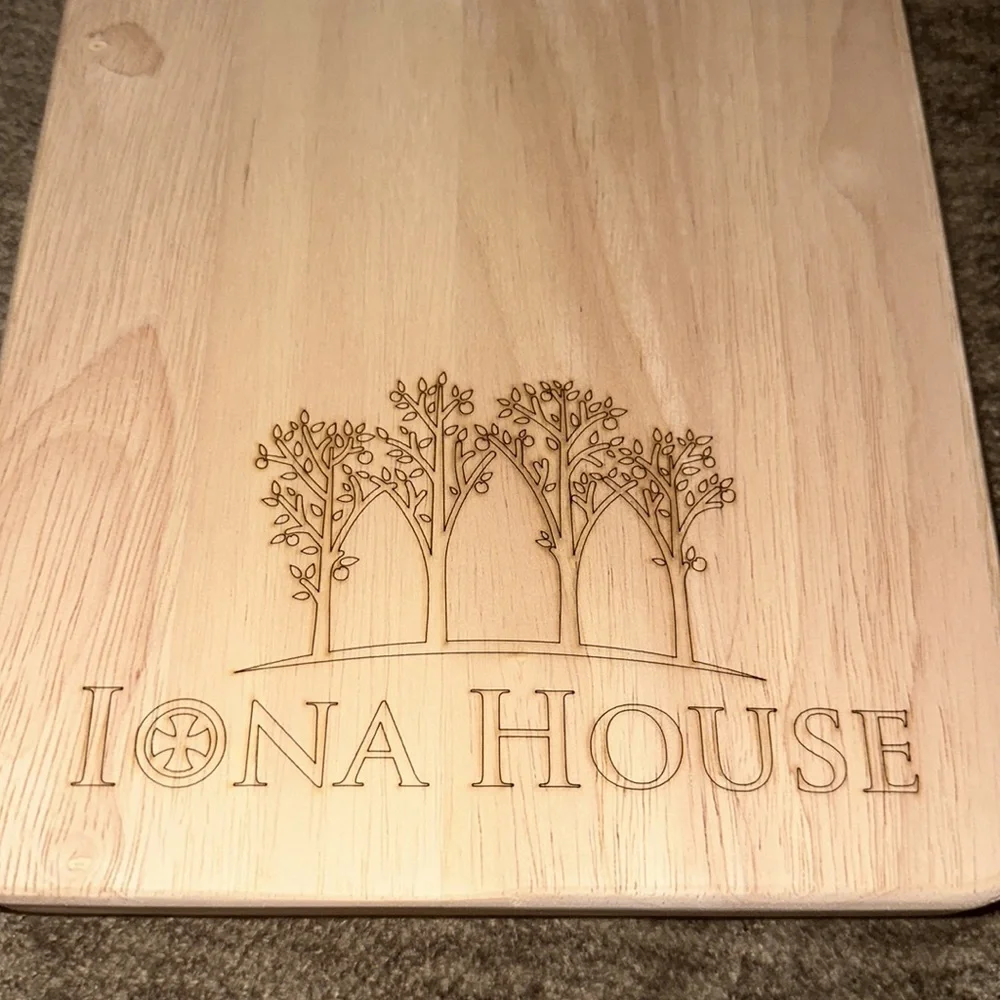 Iona house cutting board‎